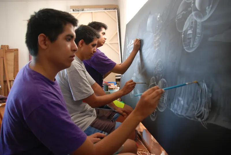 Los tres hermanos pintando al mismo tiempo el mismo cuadro