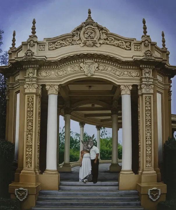 De visita en Spreckels Organ Pavilion, 2021. Acrílico sobre lienzo, 100 × 80 cm. Trillizos Torres Pacheco.